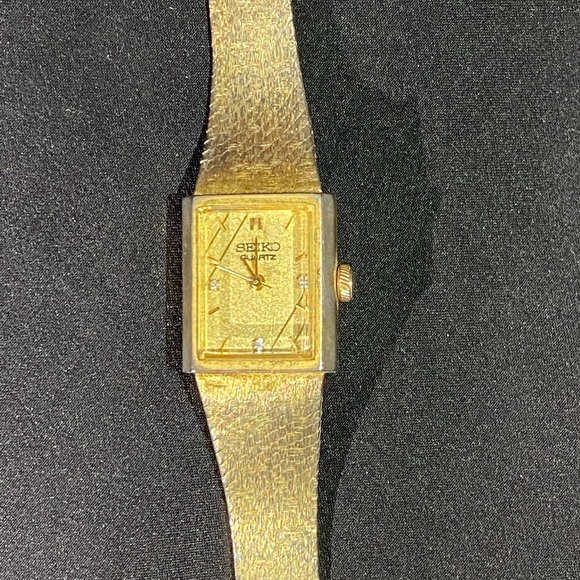 Estate Seiko Women’s Timepiece in 14K Gold with Genuine Diamond Accents - Picture 2 of 11